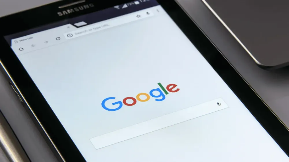 Ein Smartphone auf dem die google Startseite angezeigt wird